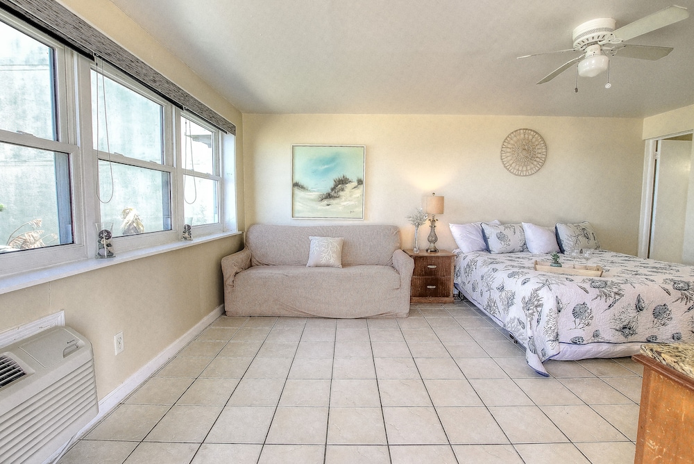 Daytona Shores Inn & Suites - photo 7
