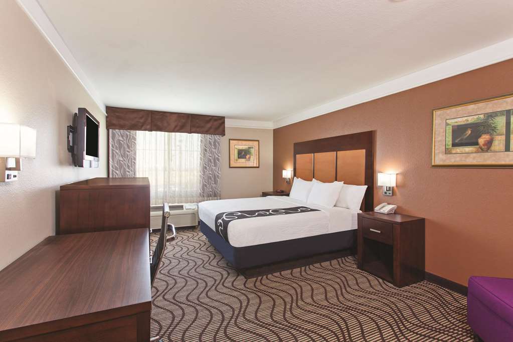 La Quinta Inn & Suites by Wyndham Hesperia Victorville - photo 14