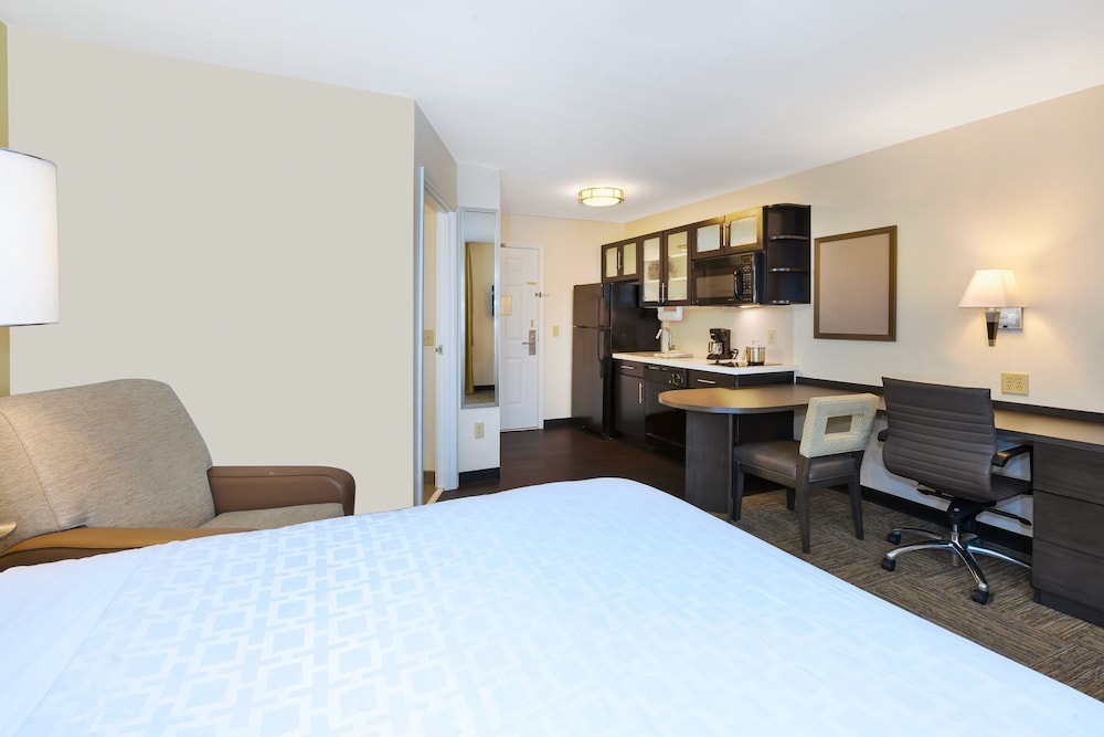 Candlewood Suites Polaris by IHG - photo 8