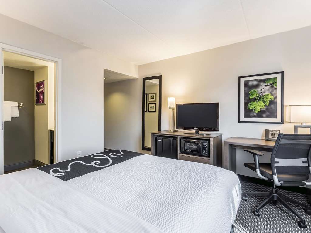 La Quinta Inn & Suites by Wyndham Columbia Fort Meade - photo 18