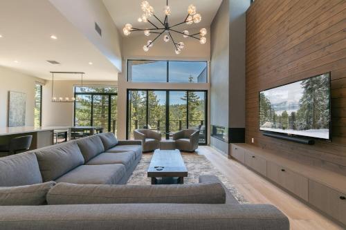 Larkspur Luxe at Northstar 4 BR with Pool Gym Access Walk to Village Private Hot Tub — 4-Star Luxury Hotel in Truckee, United States