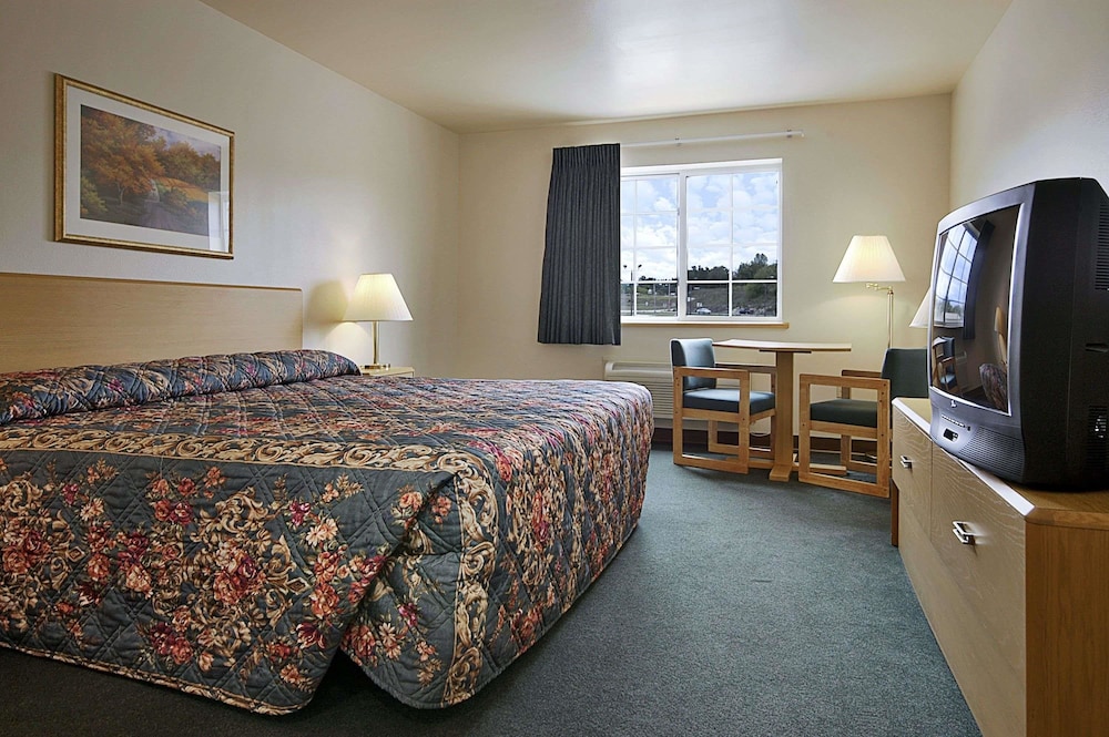 Super 8 by Wyndham Ava - photo 12