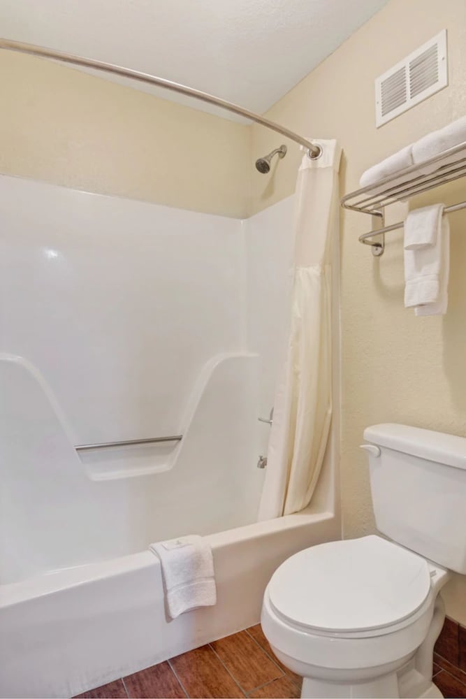 Travelodge by Wyndham Savannah Midtown - photo 30