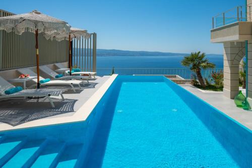 Casa GENI heated pool 3 bedrooms sea views — 4-Star Luxury Hotel in Omis, Croatia