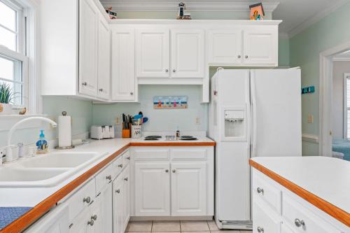 5 Buoys by Oak Island Accommodations - photo 8