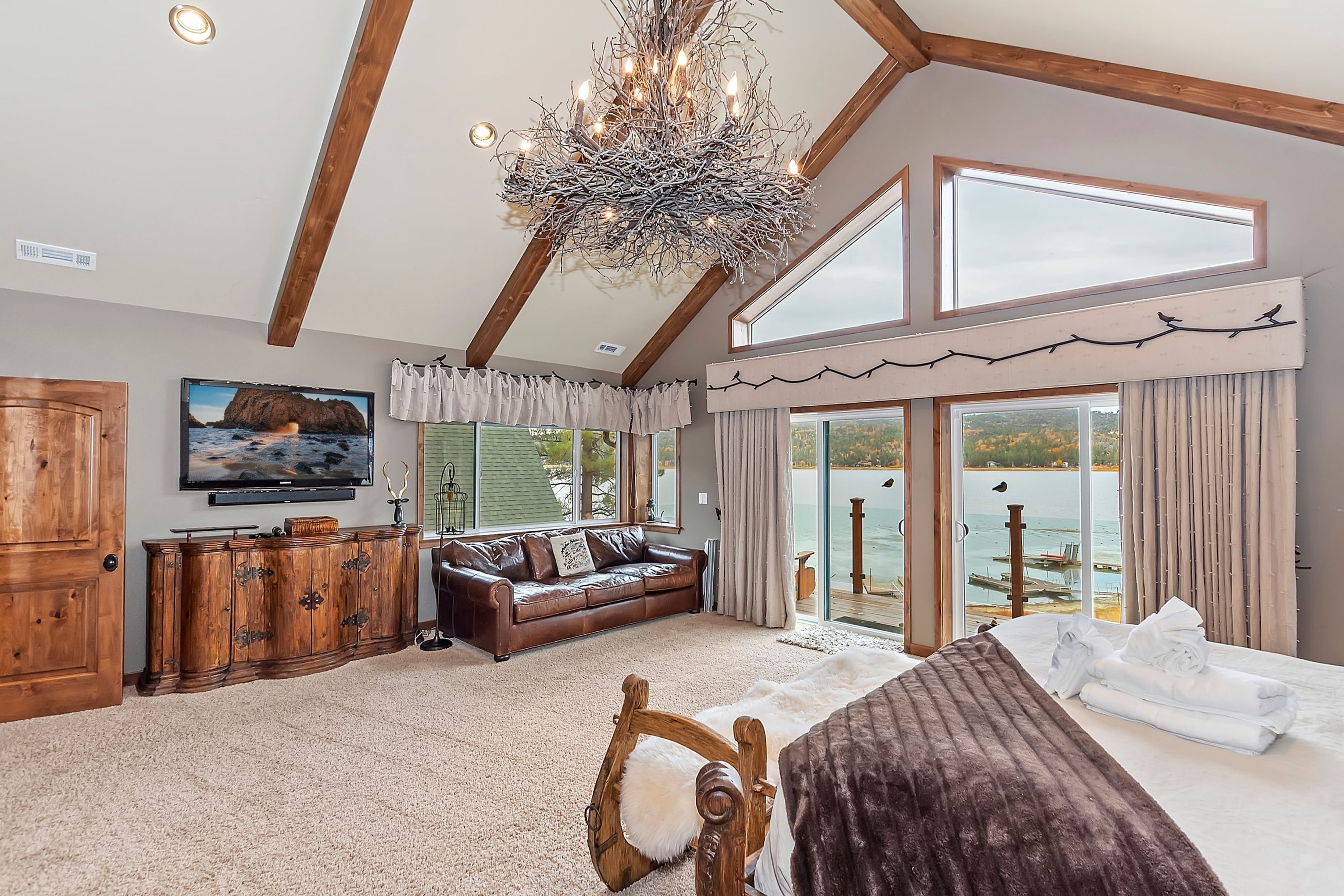 Lagunita Shores by Avantstay Beautiful Lakefront Mansion w Hot Tub & BBQ - photo 19