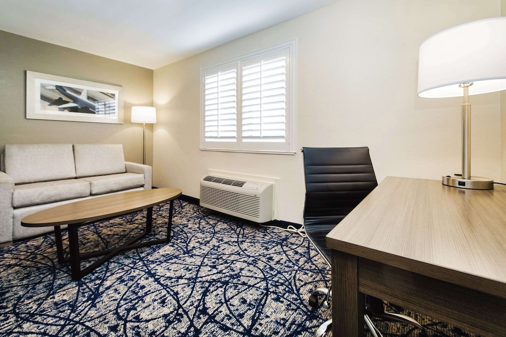 Quality Suites Houston Hobby Airport - photo 9