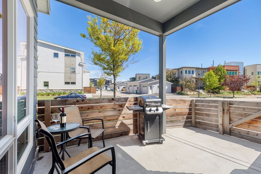 Elegant Oasis Fireplaces King Beds Mtn Views — 4-Star Luxury Hotel in Fort Collins, United States