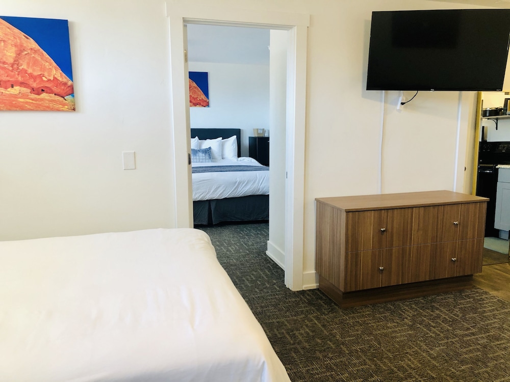 Blue Sage Inn & Suites - photo 14