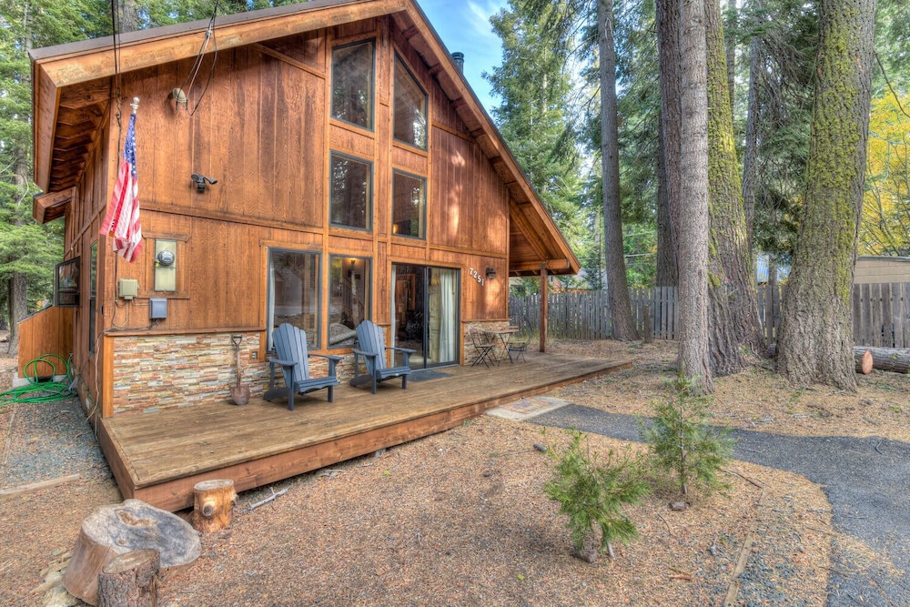 Relax at Rustic Tahoe Charm Minutes to Lake — 4-Star Luxury Hotel in Tahoma, United States