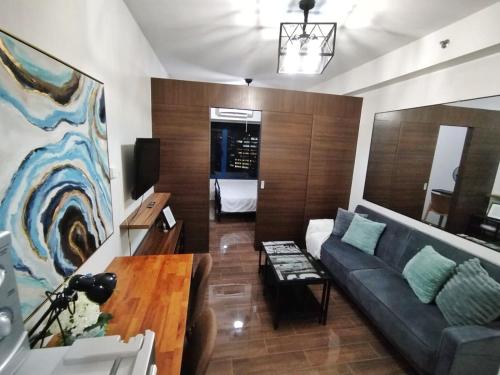 Makati Luxury Chic 1BR with City Views Pool Shops and Restaurants — 4-Star Luxury Hotel in Manila, Philippines