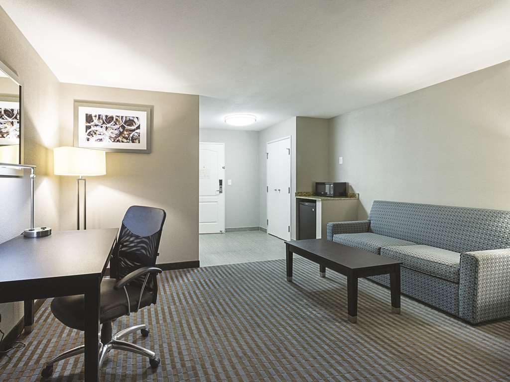 La Quinta Inn & Suites by Wyndham Glendive - photo 14