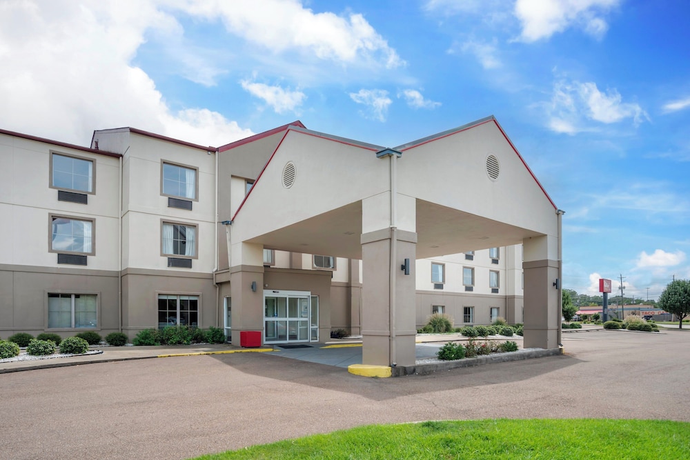 Red Roof PLUS & Suites Vicksburg - photo 35