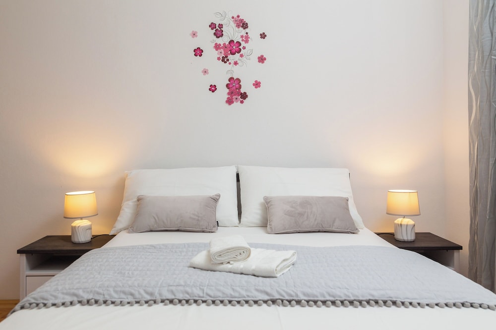 Sunshine Holiday Home — 4-Star Luxury Hotel in Kastel Stari, Croatia