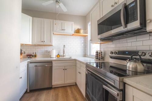 Charming 4 BDR Walk to Downtown & Free parking — 4-Star Luxury Hotel in Salem, United States