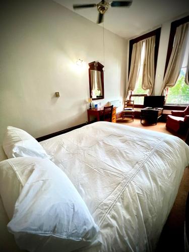 The Monarch Hotel - photo 49