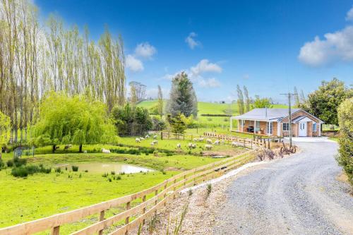 Magnolia Cottage Whatawhata — 4-Star Luxury Hotel in Hamilton, New Zealand