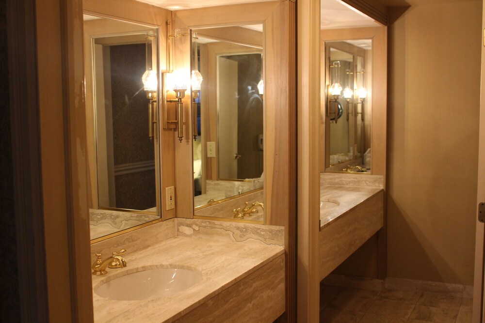 Roberts Riverwalk Urban Resort Hotel - photo 43