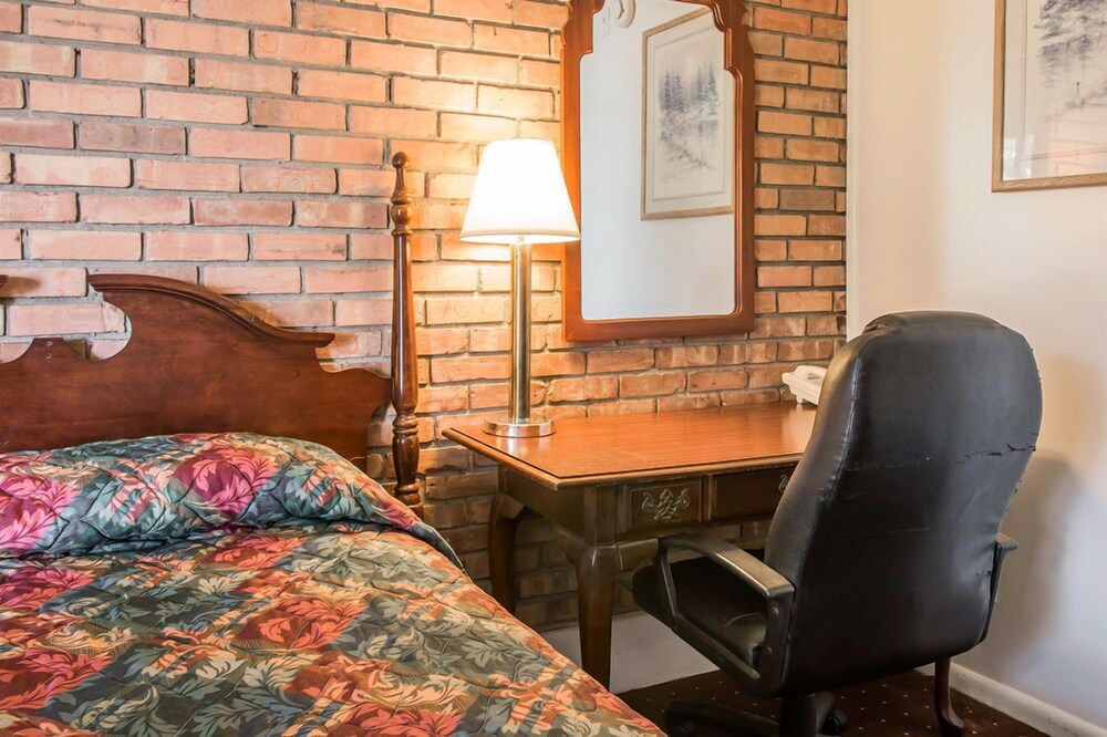 Econo Lodge Central - photo 14
