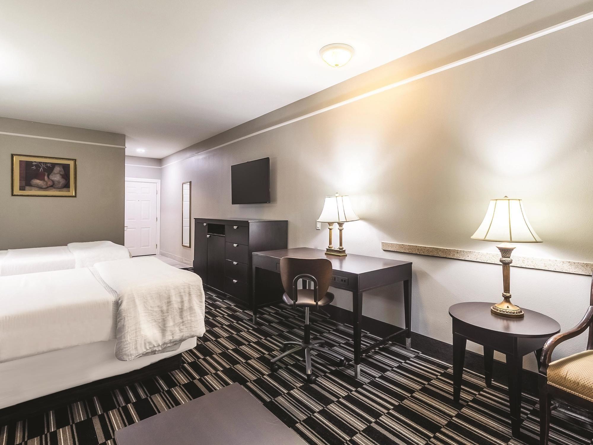La Quinta Inn & Suites by Wyndham Alamo McAllen East - photo 14