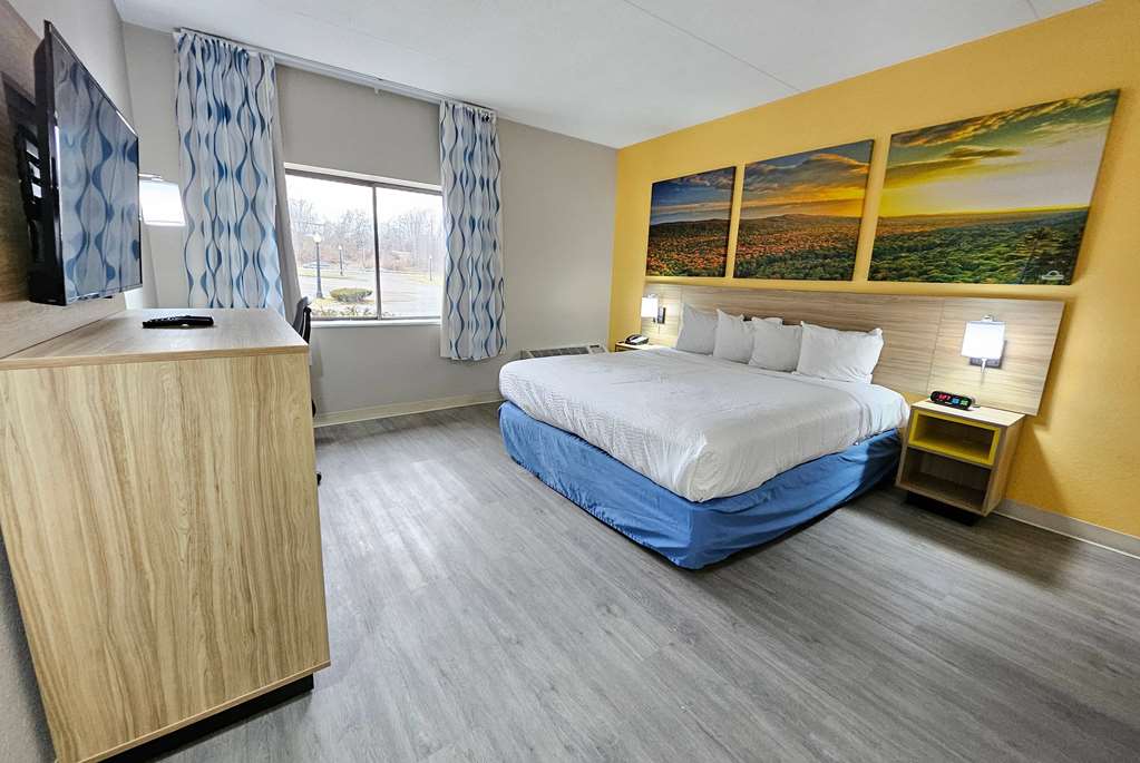 Days Inn by Wyndham Berlin Meriden - photo 9