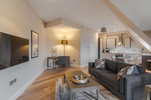Spacious Luxury Penthouse 2BR Private Parking By Tempstay — 4-Star Luxury Hotel in Windsor, United Kingdom