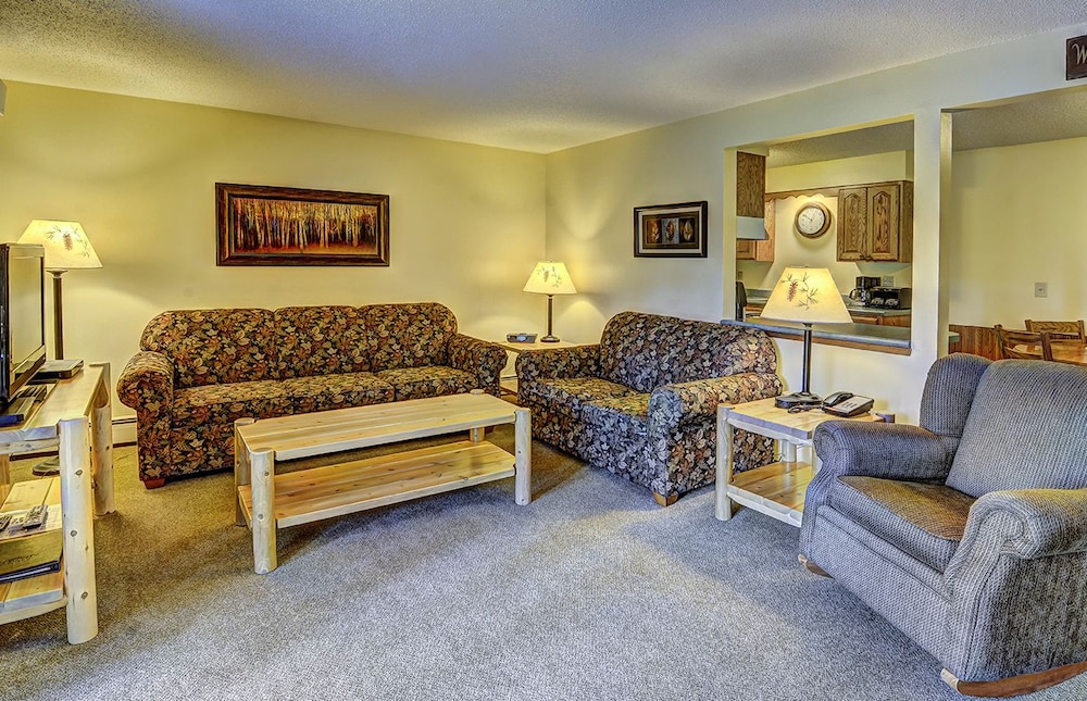 Lake Forest Resort & Club in Eagle River, United States