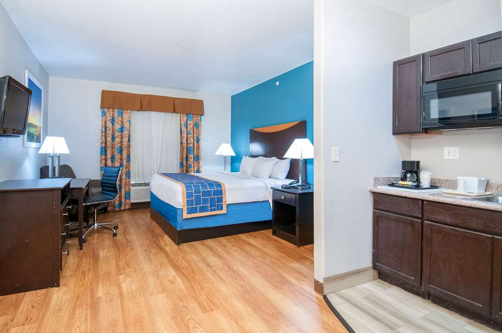Days Inn & Suites by Wyndham San Antonio near Frost Bank Center - photo 12