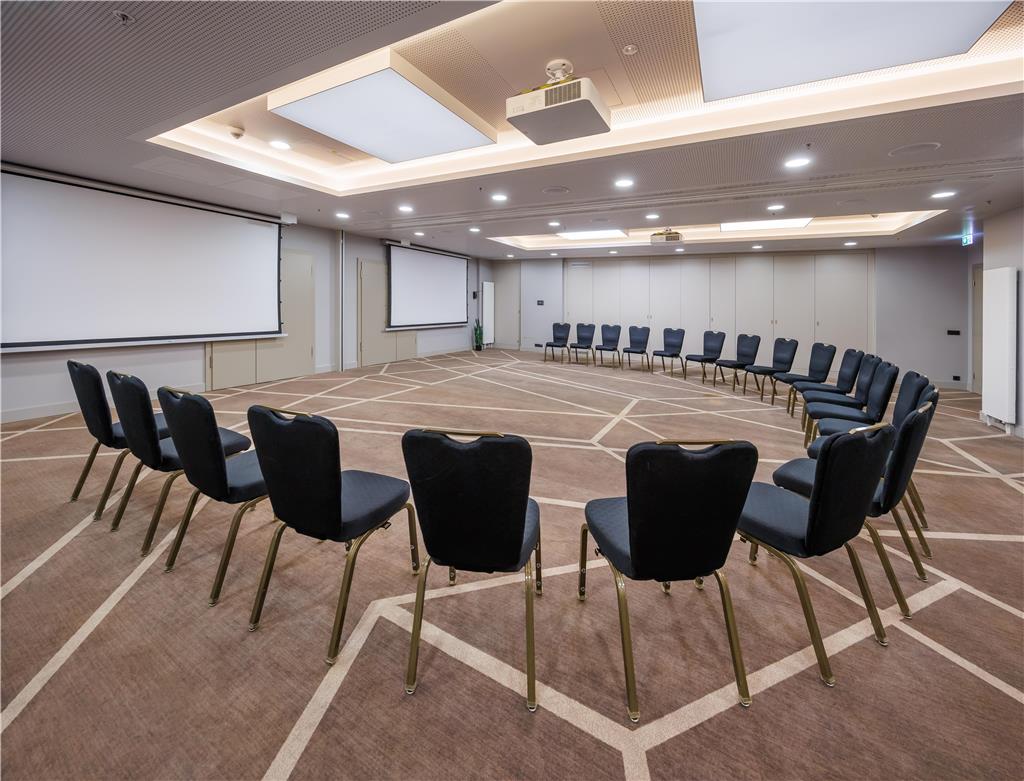 Plaza Suite Chaircircle