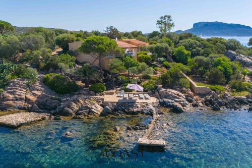 Cala Sassari Pieds dans l’eau in Golfo Aranci, Italy