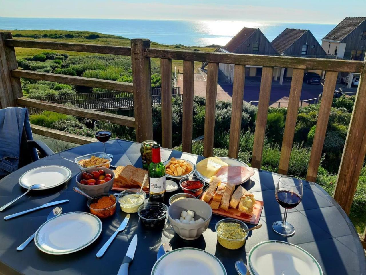 Le 246 Duplex face à la mer pour 4 personnes Wifi TV full Sat Parking — 4-Star Luxury Hotel in Wimereux, France