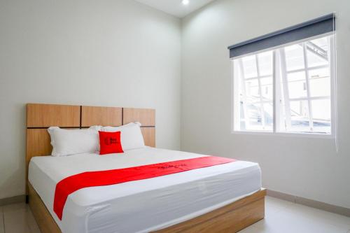 RedDoorz Syariah near Mutiara SIS Al Jufrie Airport Palu 2 in Palu, Indonesia