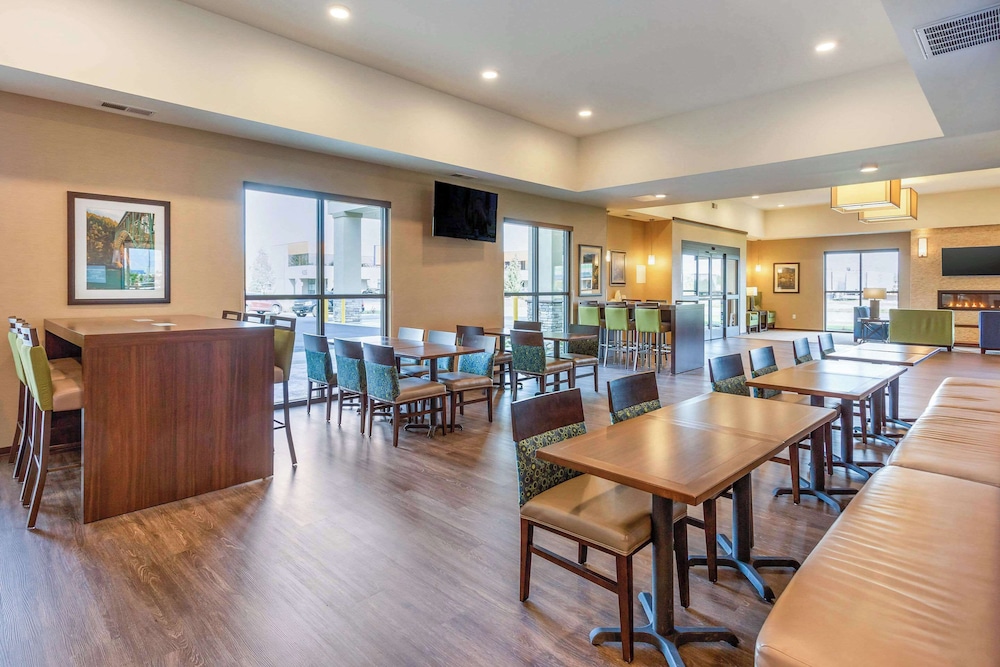 Comfort Suites Burlington near I 5 - photo 40