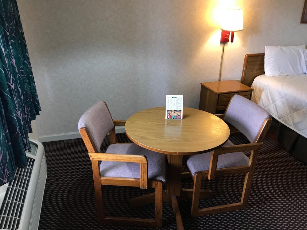 Econo Lodge Calhoun North Damascus - photo 32