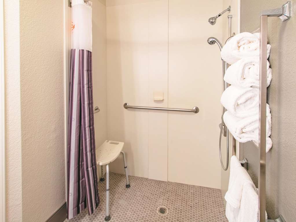 La Quinta Inn & Suites by Wyndham Fort Worth City View - photo 28