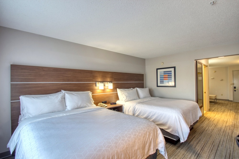 Holiday Inn Express Hotel & Suites Oshkosh by IHG - photo 37