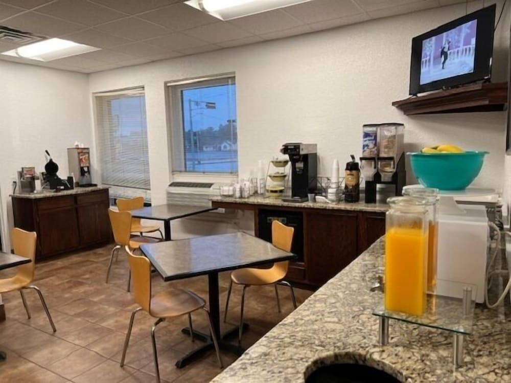 Econo Lodge Wisconsin Rapids - photo 15