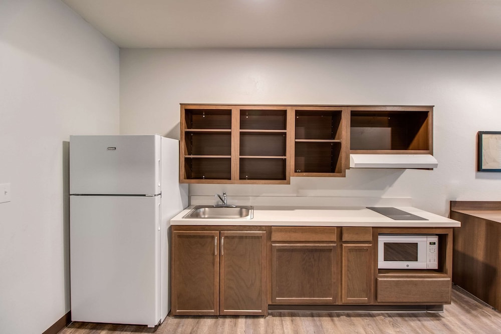 WoodSpring Suites Bakersfield Airport - photo 17
