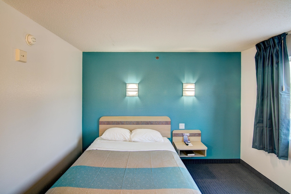 Econo Lodge Menomonie - photo 27
