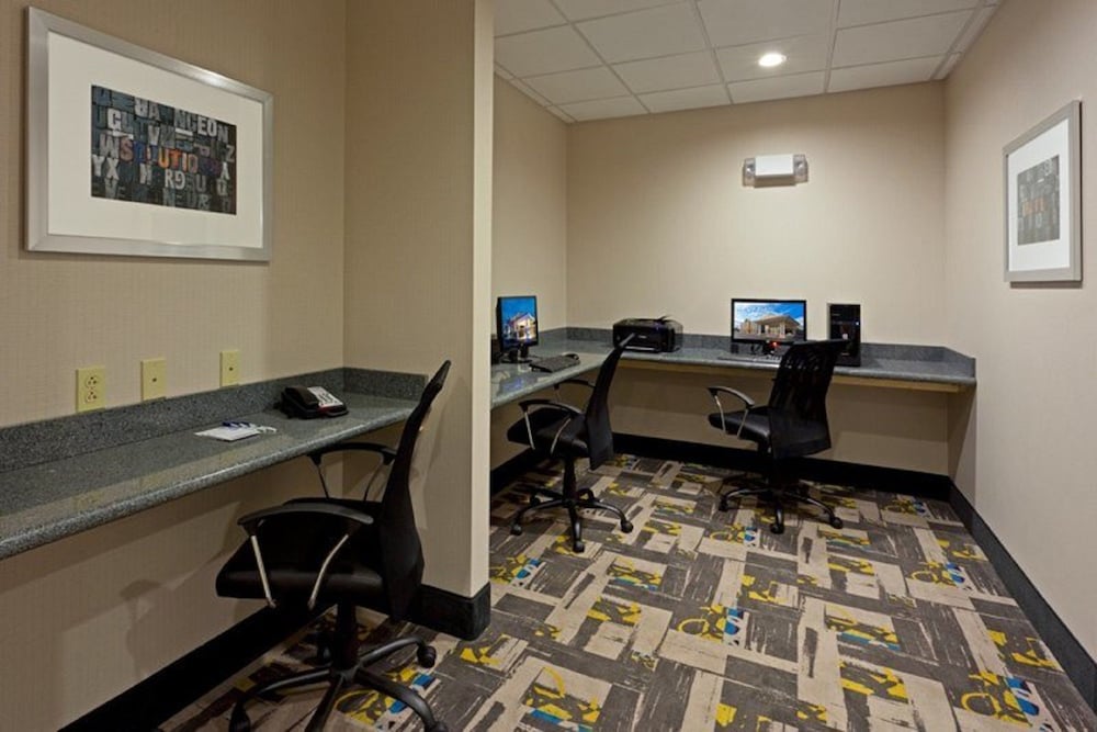 Holiday Inn Express Hotel & Suites Batavia Darien Lake by IHG - photo 26