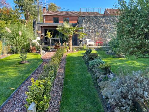 L’attente détente à 200 m du parc Pairi Daiza in Brugelette, Belgium