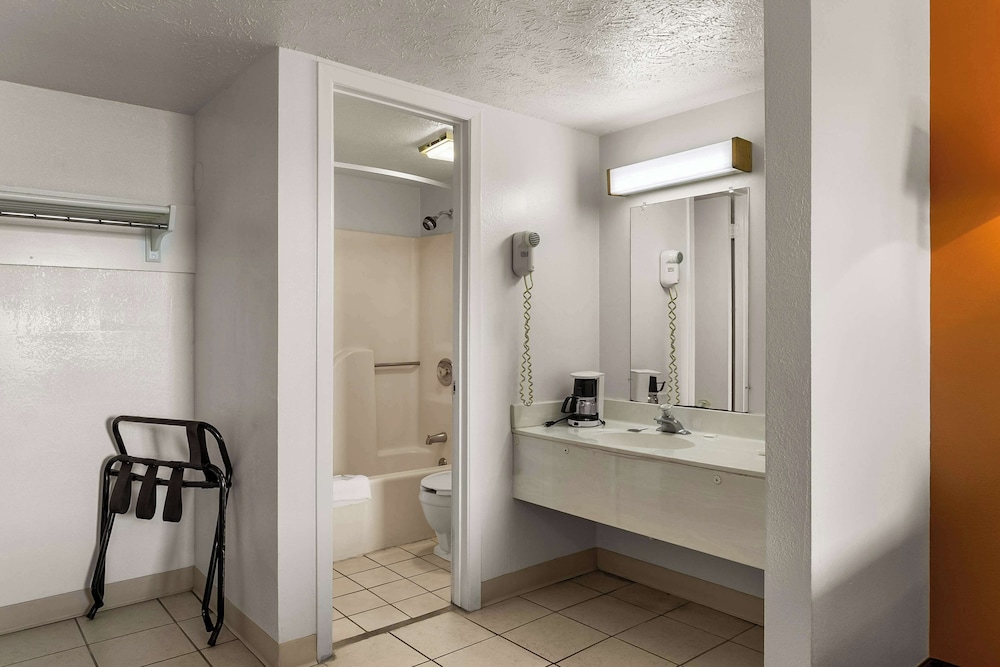 Americas Best Value Inn Lincoln - photo 21