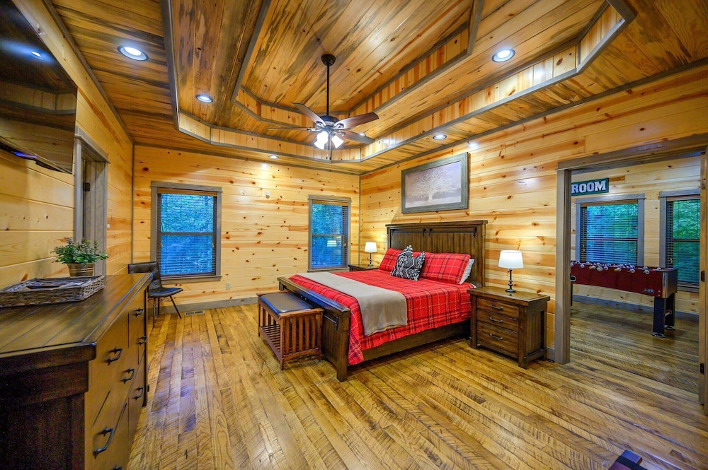 Heartland Retreat tree lined hot Tub game Room — Broken Bow — photo 4