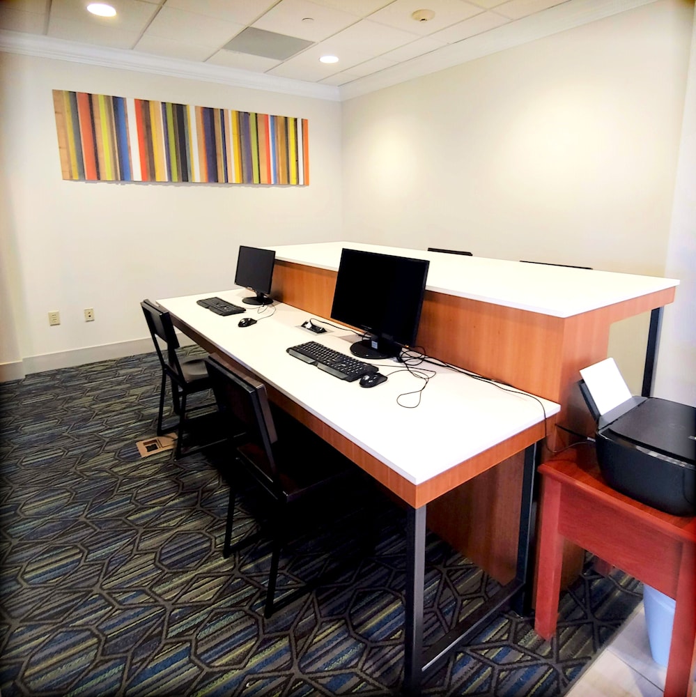 Holiday Inn Express & Suites Clear Spring by IHG - photo 39
