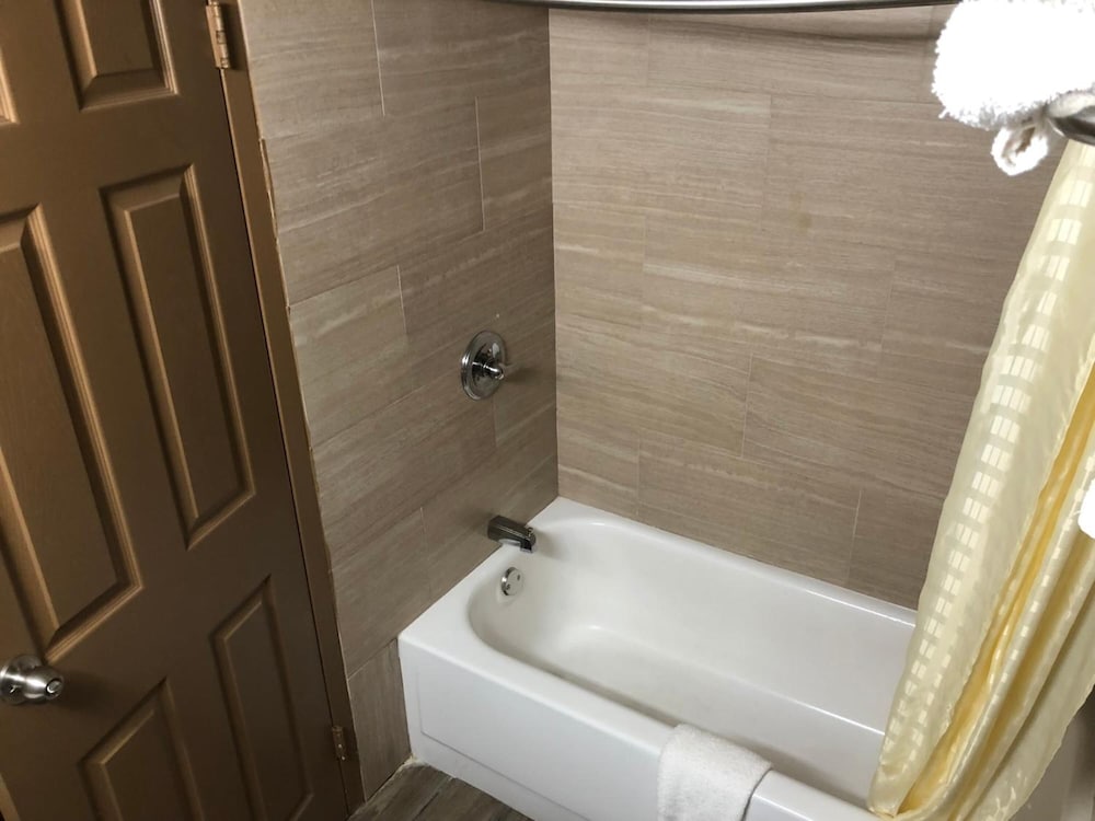 Economy Inn North Randall - photo 33