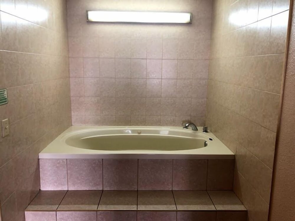 Legacy Inn Sumner - photo 29