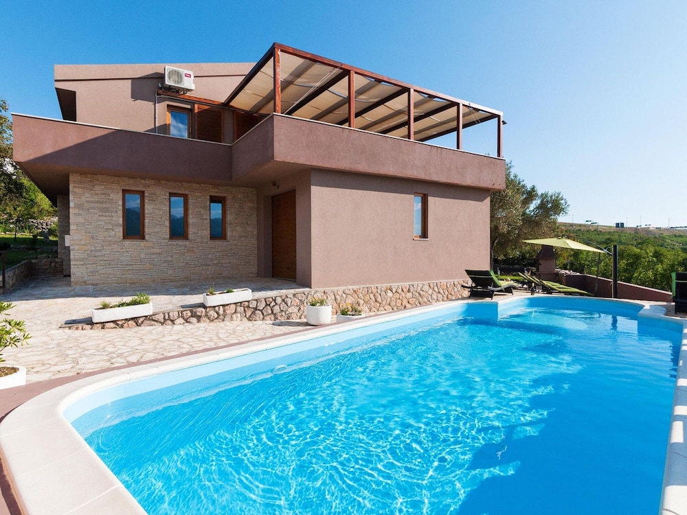 Villa in Rovanjska with Pool & Sea Views — 4-Star Luxury Hotel in Jesenice, Croatia