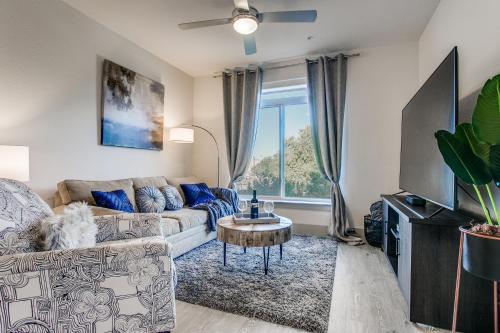 Luxury Condo facing RiverWalk Free Parking Pet Friendly Centrally Located — 4-Star Luxury Hotel in San Antonio, United States