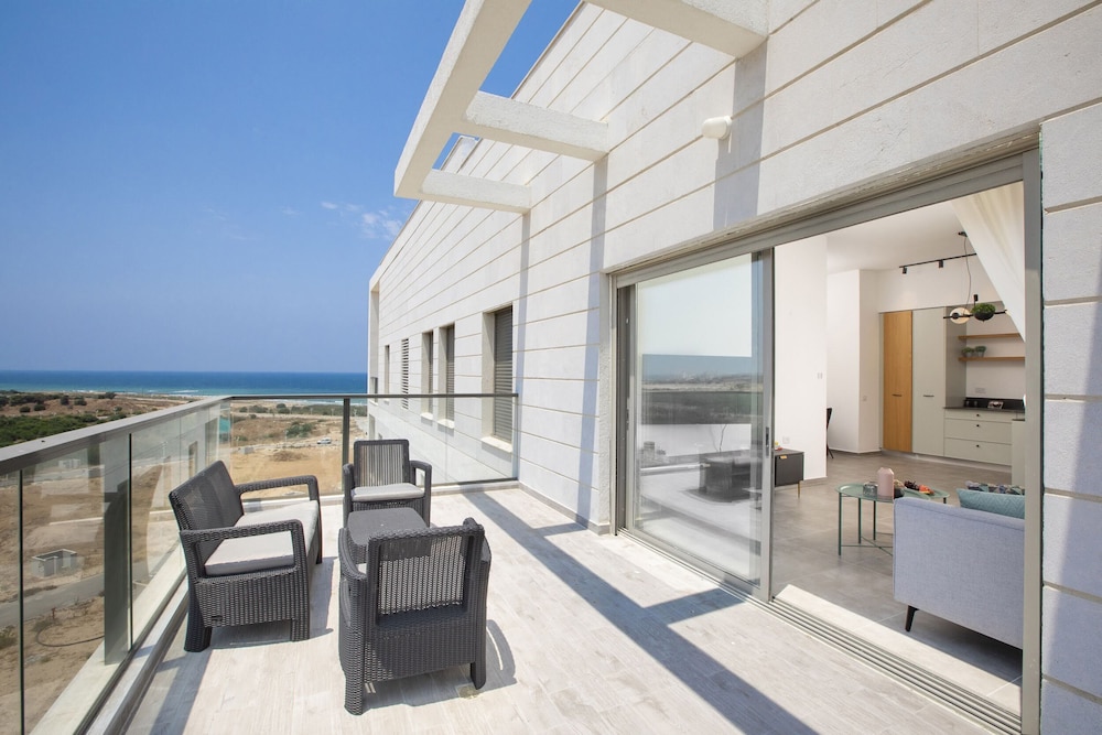 Chic Sea View Balcony Escape by Sea N' Rent — 4-Star Luxury Hotel in Nahariyya, Israel
