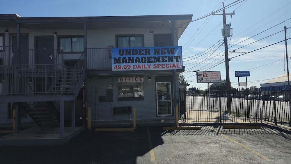 Super 7 Inn By OYO San Antonio NW Medical Center - photo 7